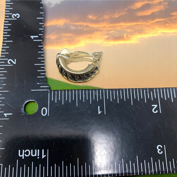 Vintage 1980s Textured Gold Tone Clip On Huggie Earrings Couture Chunky Mogul - Picture 5 of 6